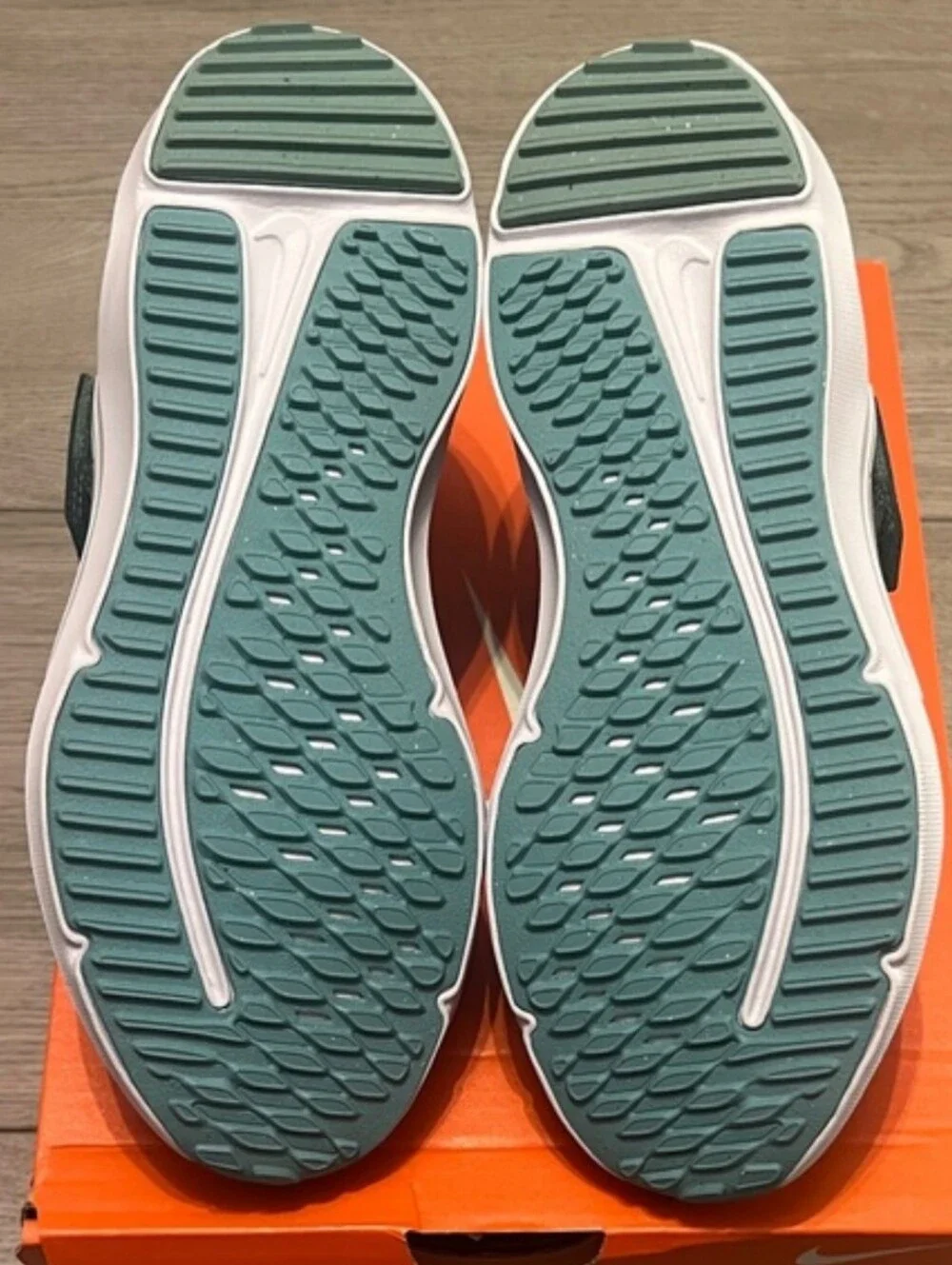 New! Nike Cosmic RunnerLittle Kids' Shoes Sneakers Boys Girls Green Size 3Y NIB